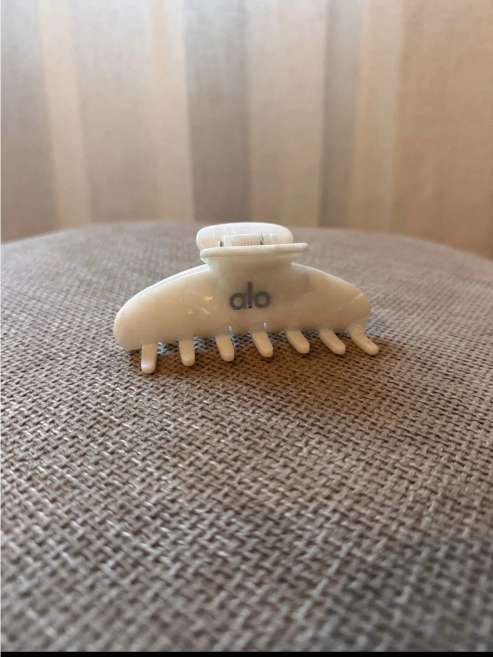 ALO Yoga White Pearl 90’s Claw Hair Clip NWOT 🏷️ - Picture 4 of 6